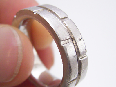 幅広で厚みのある結婚指輪の片方を使用