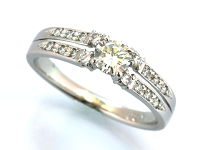 割り腕とメレダイヤモンドですっきり華やかな指輪へ