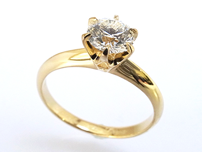 シンプルなデザインの婚約指輪をK18イエローゴールドで作る