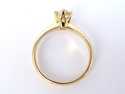 シンプルなデザインの婚約指輪をK18イエローゴールドで作る