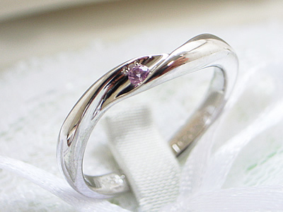 好きな宝石を入れる結婚指輪