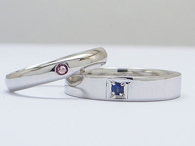 お互いの誕生石が輝く結婚指輪