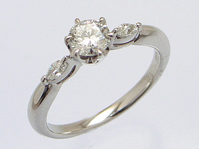 家族が見守ってくれる婚約指輪