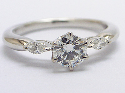 家族が見守ってくれる婚約指輪