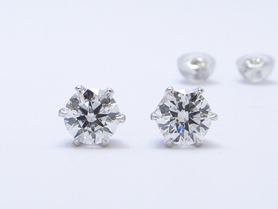 婚約を記すダイヤモンドピアス