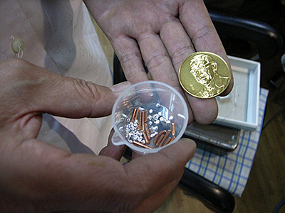 銀と銅を混ぜ、純金の24金から18金にします