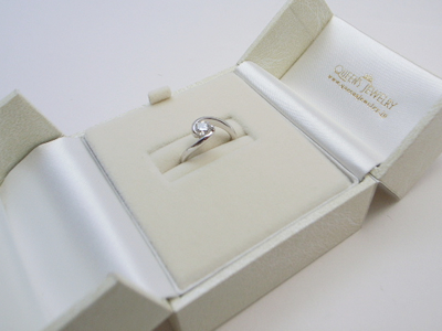 譲り受けたダイヤが輝く婚約指輪