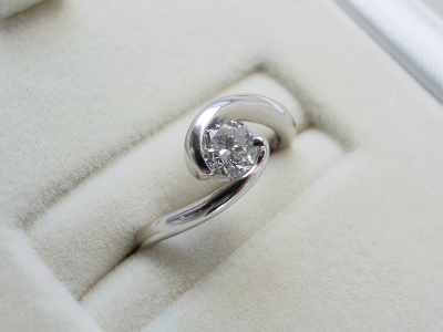 譲り受けたダイヤが輝く婚約指輪