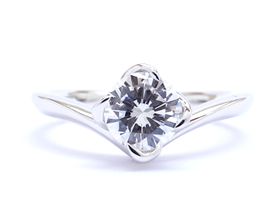 爪が花びらのような婚約指輪