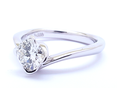 爪が花びらのような婚約指輪