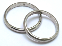 夫婦の結婚指輪２本を指輪に