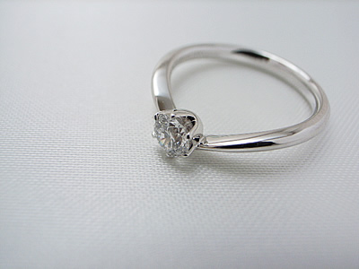 V字のダイヤモンドリング