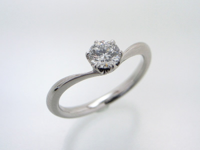 V字のダイヤモンドリング