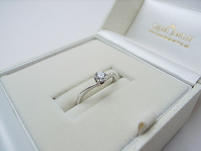 V字のダイヤモンドリング