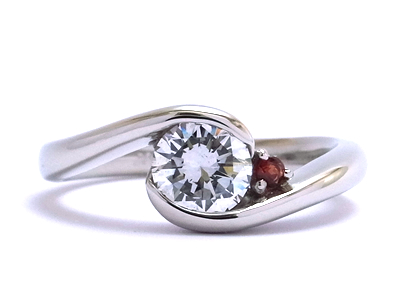 彼女の誕生石を脇に添えた婚約指輪でサプライズプロポーズ
