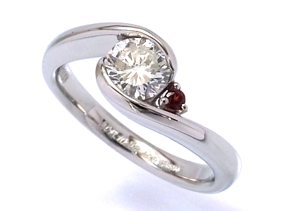 彼女の誕生石を脇に添えた婚約指輪でサプライズプロポーズ
