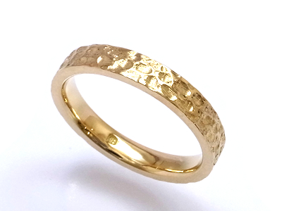 母の遺品の純金と１８金の指輪を溶かし、一本の指輪にリフォーム