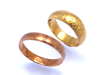 母の遺品の純金と１８金の指輪を溶かし、一本の指輪にリフォーム