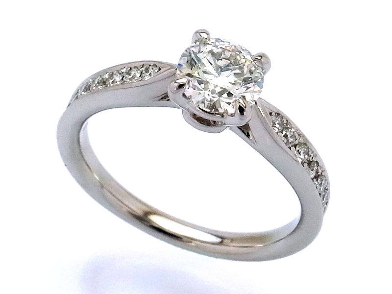 プロポーズはダイヤモンドで、婚約指輪のデザインはふたりで、