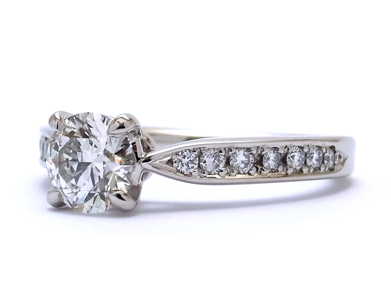 プロポーズはダイヤモンドで、婚約指輪のデザインはふたりで、