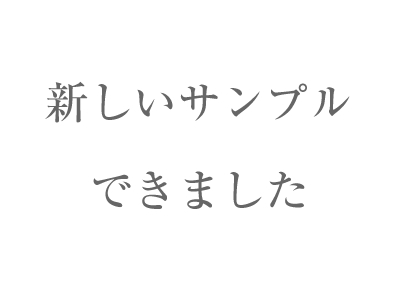 スクエアのシャトンと2本のエタニティのラインの華やかなリング