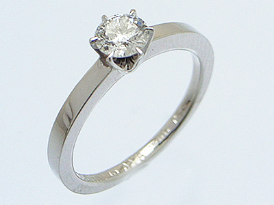 シャープな線のある婚約指輪