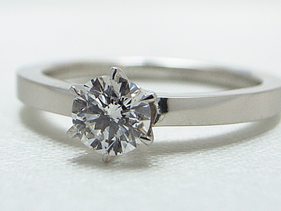シャープな線のある婚約指輪