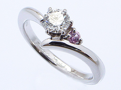 誕生石が入った婚約指輪
