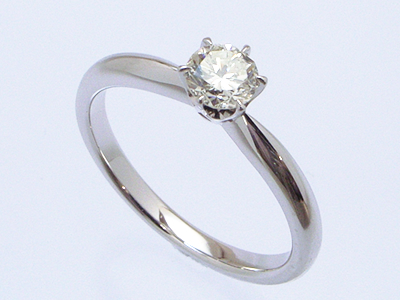 シンプルにつくる婚約指輪