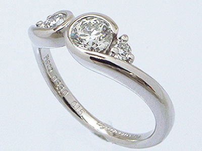 指に通すたびにときめく婚約指輪