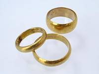 宝石とオリーブの結婚指輪