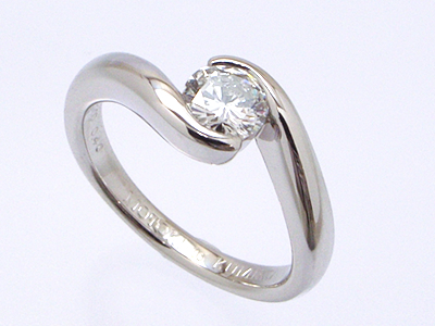 想い出のダイヤ入れる婚約指輪