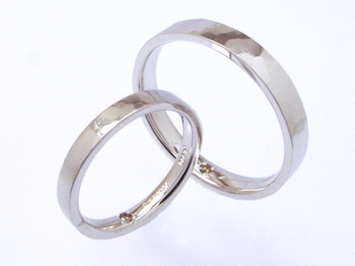 溶かして作る槌目の結婚指輪