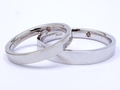 溶かして作る槌目の結婚指輪