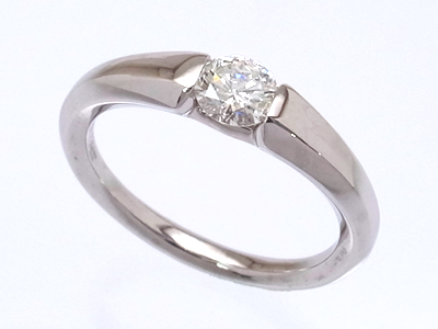 仕事でも身に着けれる婚約指輪