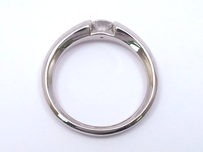 仕事でも身に着けれる婚約指輪