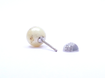 真珠取り出し体験で取り出した珠に穴を開けて直結ピアス加工